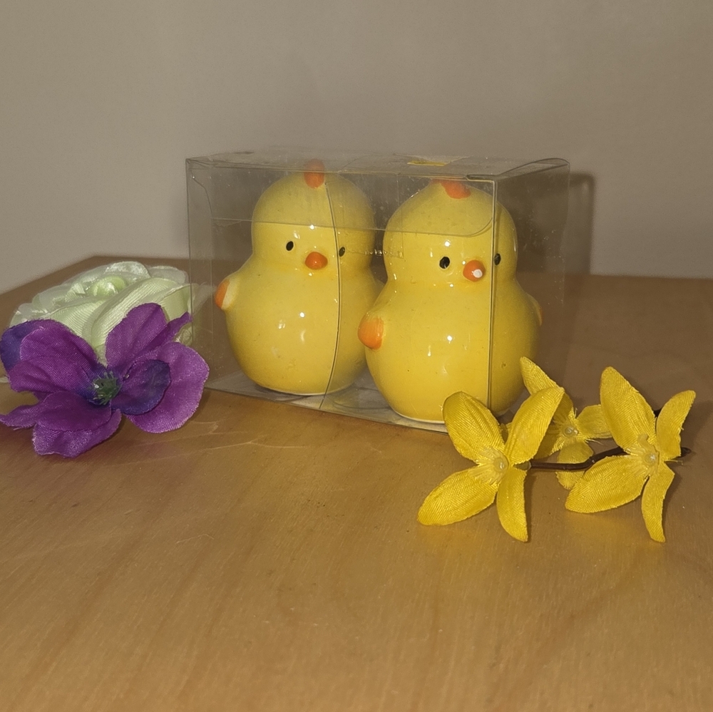 NWT Yellow Ceramic Baby Chicks Salt & Pepper Shaker Set